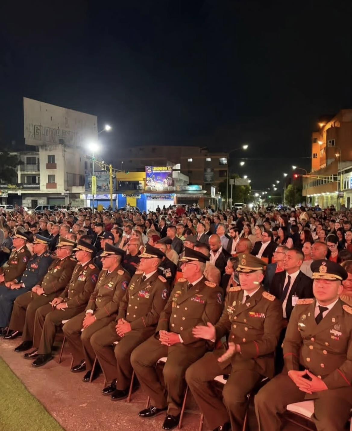 Autoridades y público asistentes a la Sesión Solemne, de noche, en el centro de Barquisimeto