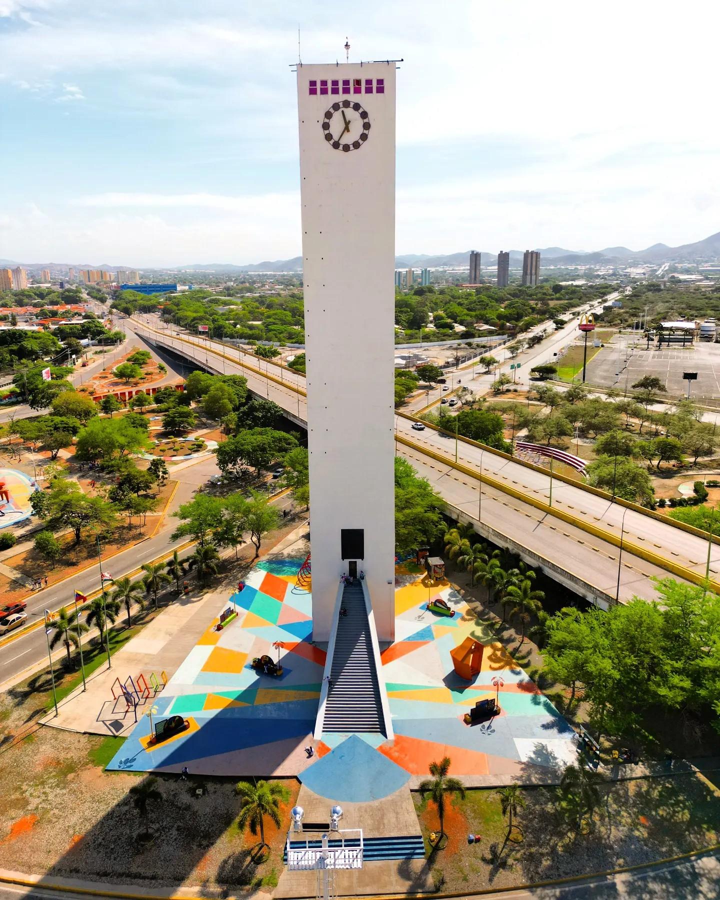 Vista aérea del Obelisco de Barquisimeto y sus avenidas