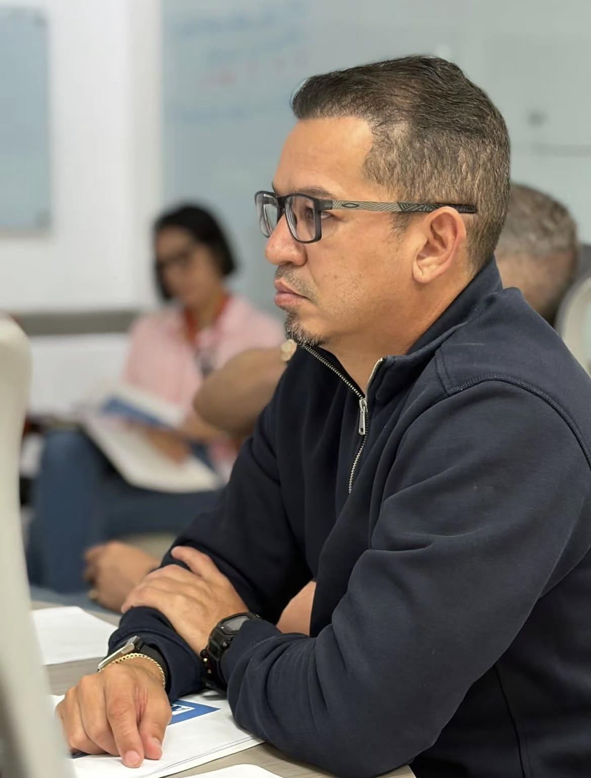Participante atento durante la reunión de trabajo