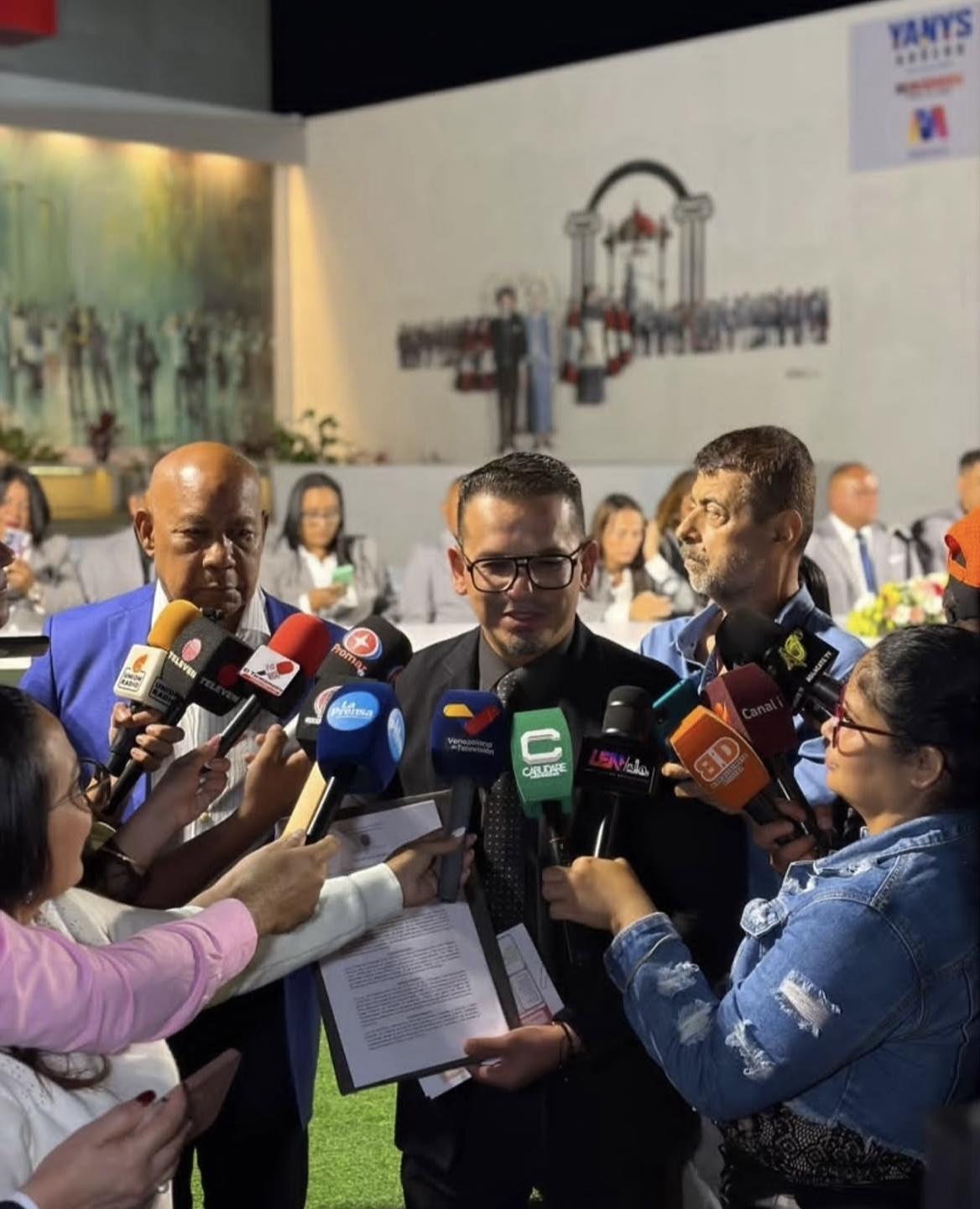 El alcalde atiende a la prensa con el Decreto de Inicio del PDUL en la mano